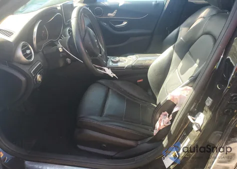 2017 Mercedes-Benz C 300 z USA, uszkodzony, nr VIN 55SWF4JB7HU233479